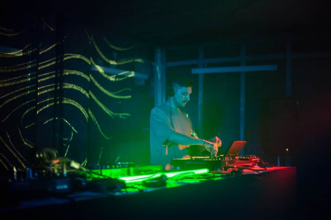 De Opkomst van Nederlandse Elektronische Muziek in de Jaren ’90